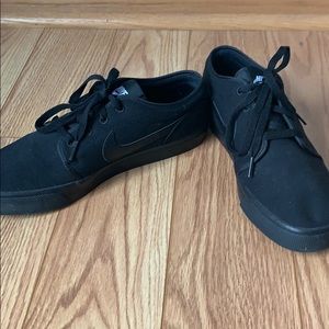 Men’s Nike sneakers. All black. Size 9.